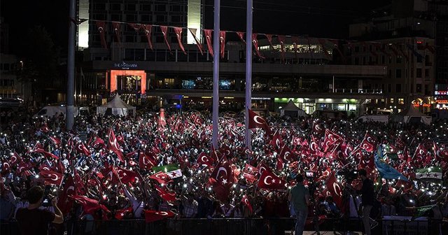 Millet 'demokrasi nöbeti'ne devam ediyor