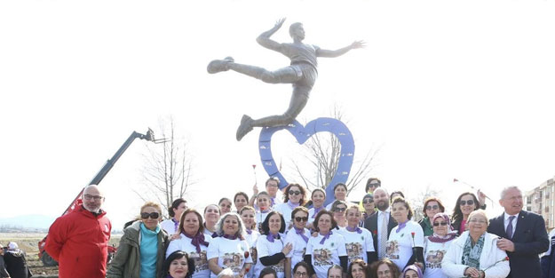 Millet için bir heykel daha! CHP hizmet ederse böyle eder