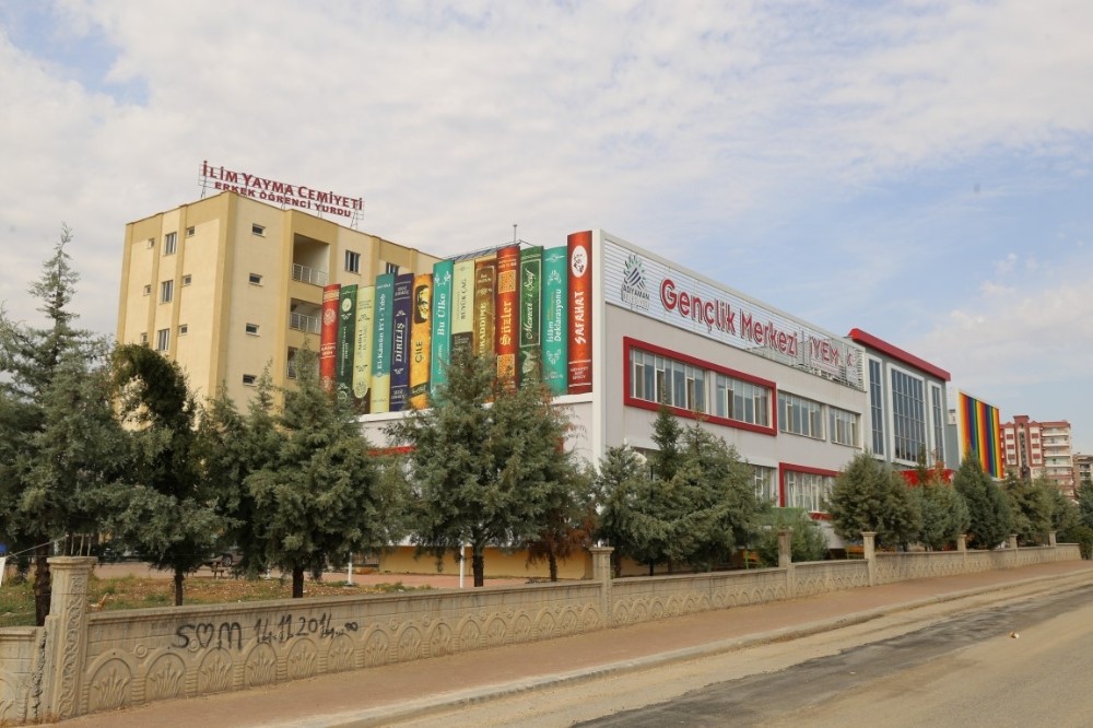 ‘Millet kıraathanesi’ öğrencileri ağırlıyor 