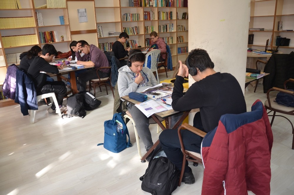 Millet Kıraathanesi tatilde öğrencileri ağırlıyor 