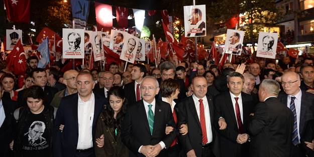 Millet yasta, CHP eğlence peşinde