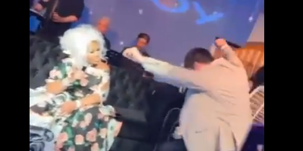 Millete böyle ihanet görülmedi! Bodrum Belediye başkanı susuzluk çeken halkı hiçe sayıp Bülent Ersoy için sokakları yıkadı