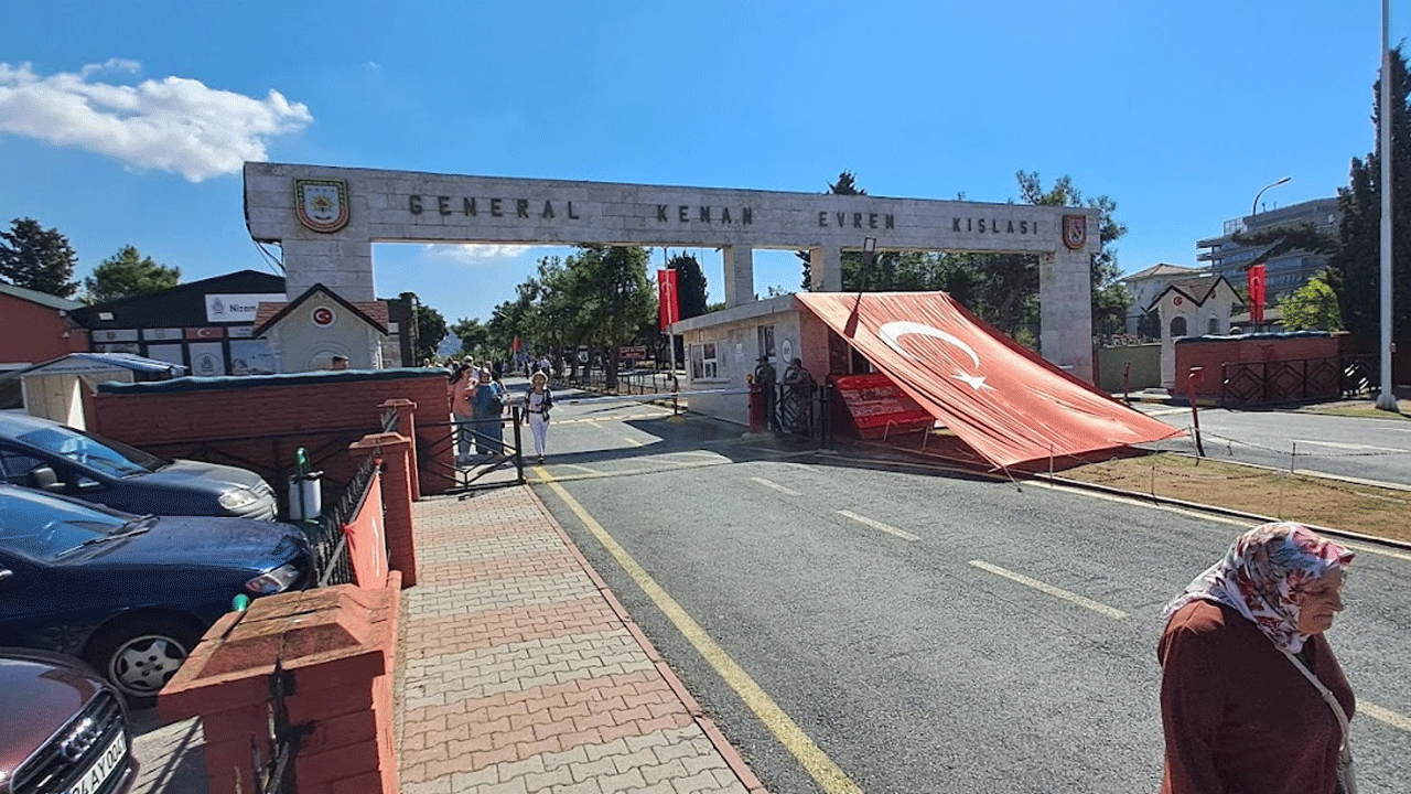 Millete ihanet edenin adı oradan sökülsün! Darbeci Kenan Evren'in ismi kışlada yaşıyor