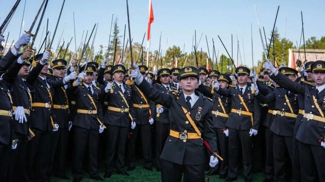 Millete Kılıç çeken teğmen holdingte işe başladı! Cuntacı olamayınca beyaz yakalı oldu!