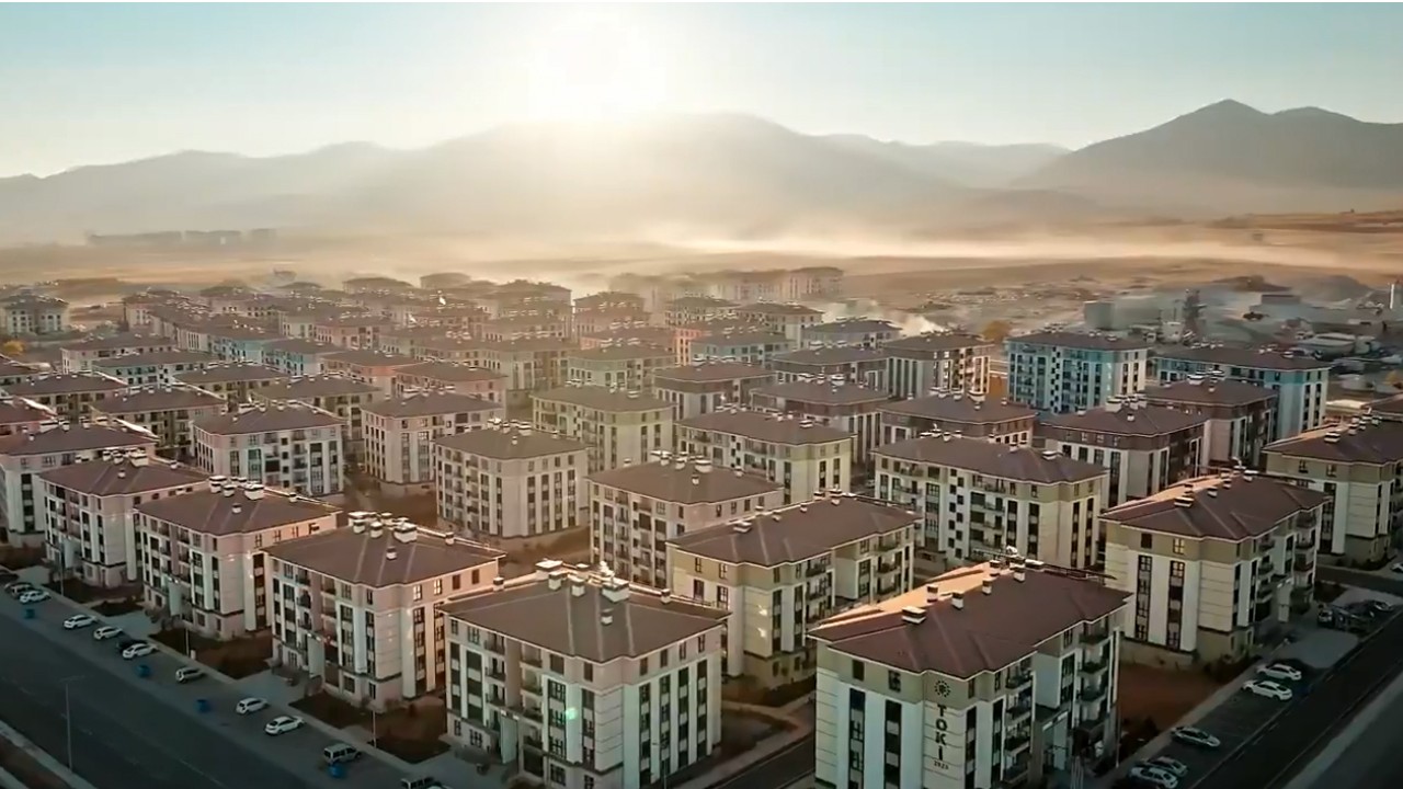 Millete ucuz rakı değil hizmet lazım! Depremzedelere 155bin yuva