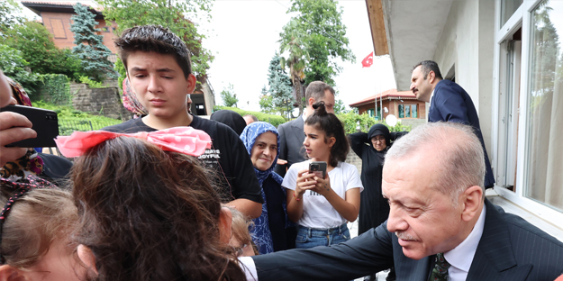 Milletin adamı Başkan Recep Tayyip Erdoğan'a sevgi seli! Memleketinde komşularıyla buluştu! Vefasını gösterdi...