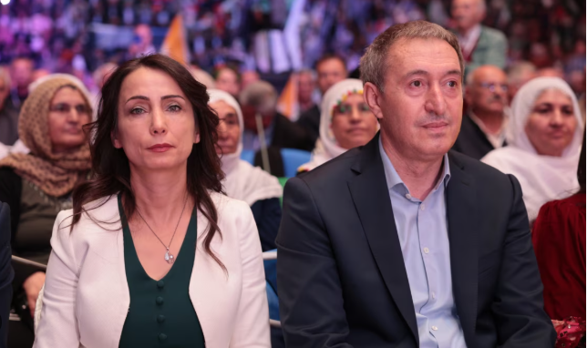 Milletvekili açıkladı! DEM Parti'de gözaltılar Belediye binası polis ablukasında