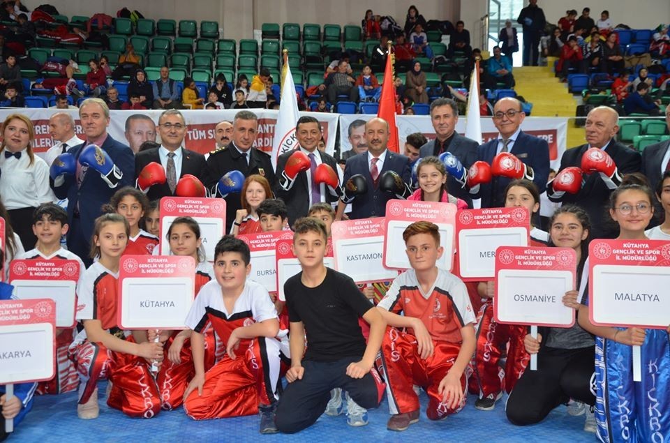 Milletvekili Erbaş ve Başkan Işık, Kick Boks Şampiyonası’nda 