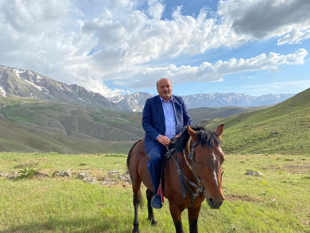 Milletvekili, Erzincan yaylalarında ata binip poz verdi 