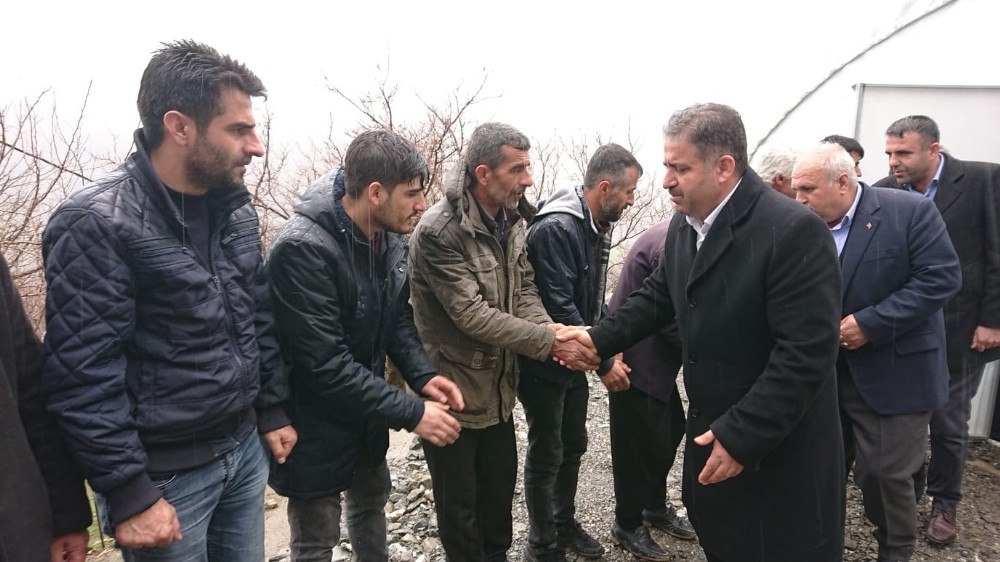 Milletvekili Fırat yağmur çamur dinlemiyor 