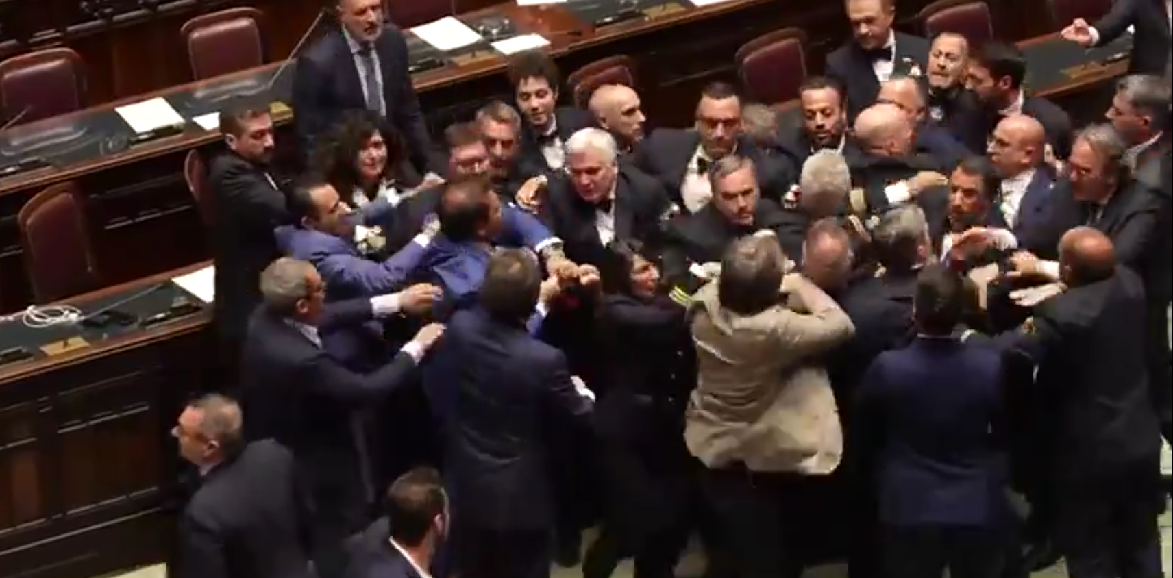 Milletvekili mecliste Özerklik bayrağı açınca böyle dayak yedi