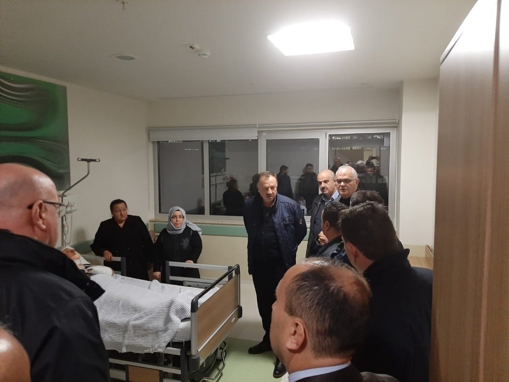 Milletvekili Özel’den midibüs kazasındaki yaralılara hastanede ziyaret 