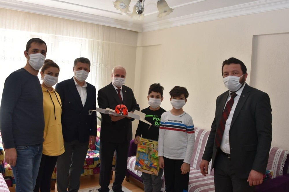Milletvekili Özkan çocukların gününü sürprizlerle kutladı 