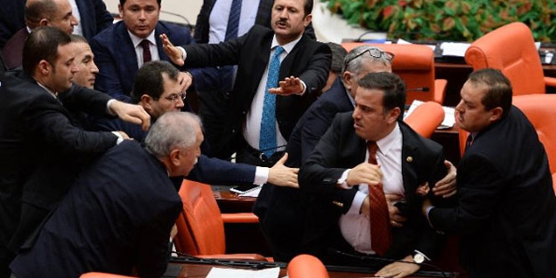 AK Parti ve CHP'nin İstiklal Marşı kavgası!