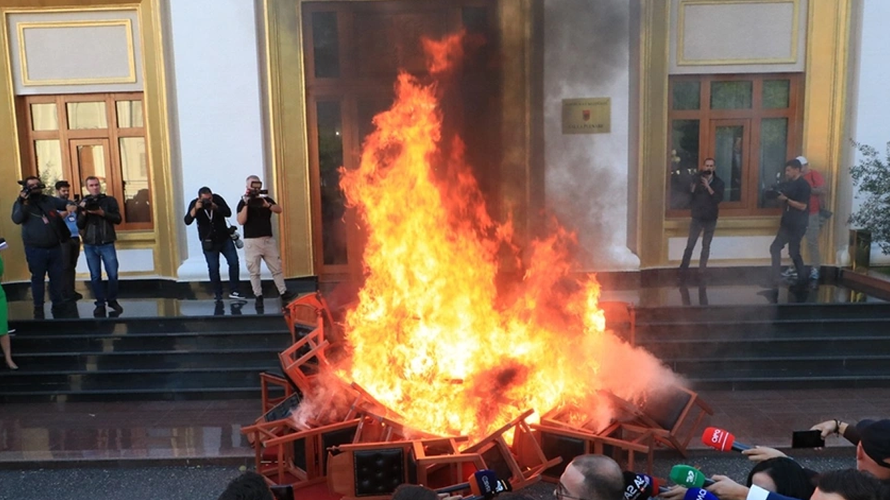 Milletvekilleri sandalyeleri ateşe verdi!