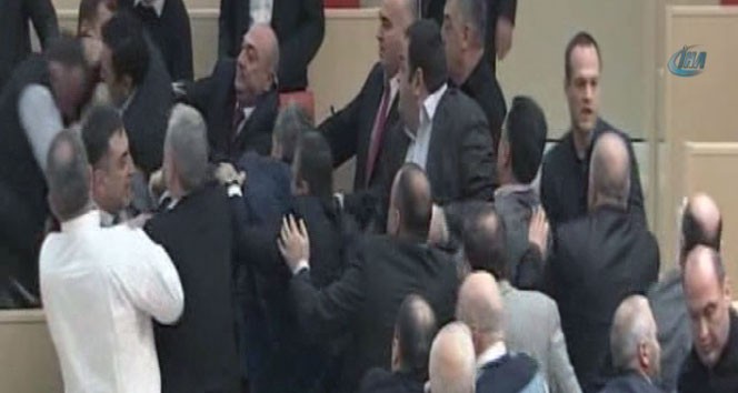 Milletvekilleri tekme tokat birbirine girdi