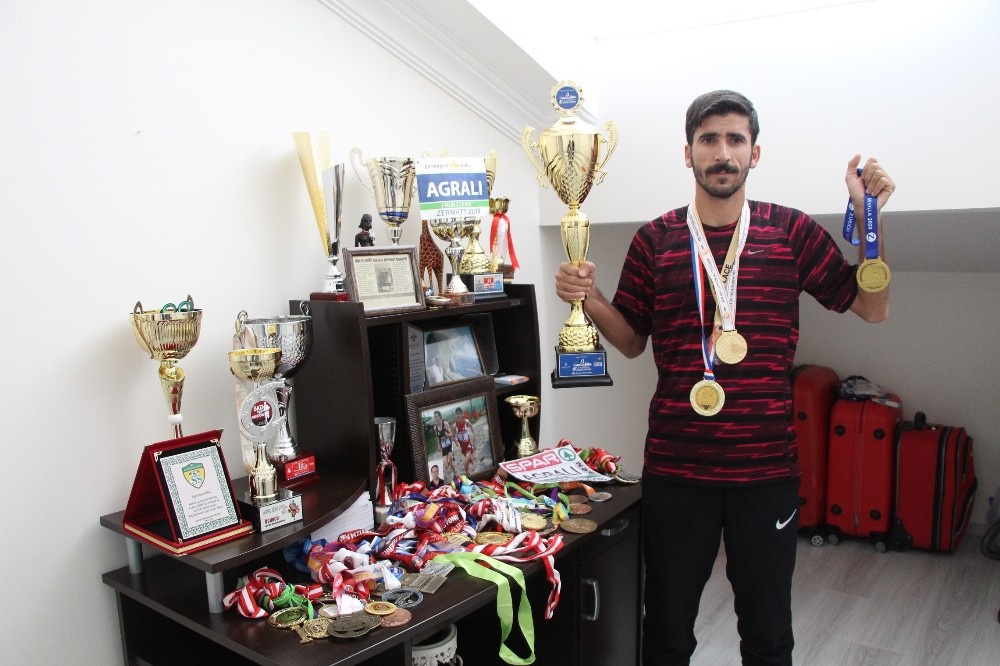 Milli atlet hem babasına yardım ediyor hem de olimpiyatlara hazırlanıyor 