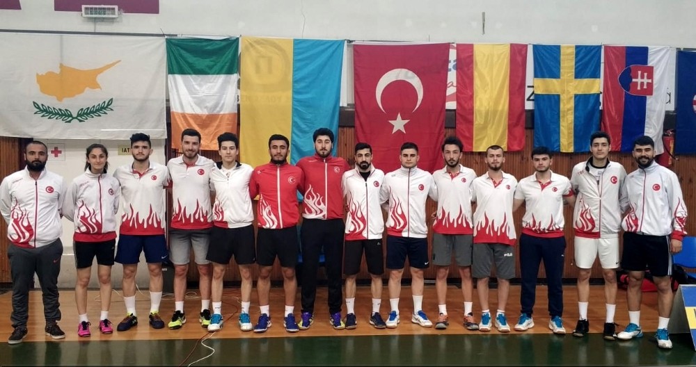 Milli badmintoncular Yunanistan’da madalya peşinde 