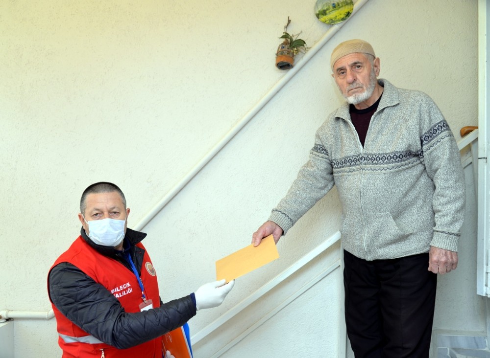 ’Milli Dayanışma Kampanyası’na emekli maaşının yarısını bağışladı 