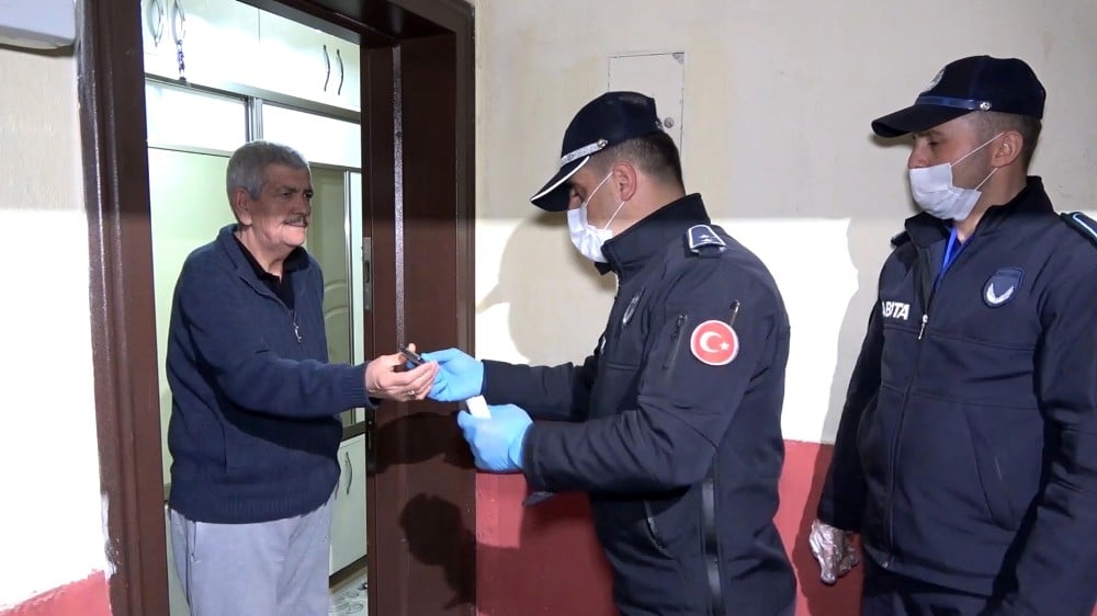 Milli Dayanışma Kampanyası’na mesaj gönderemeyince zabıtadan destek aldı 