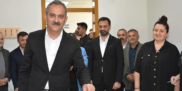 Bakan Özer'in sandığından Erdoğan çıktı