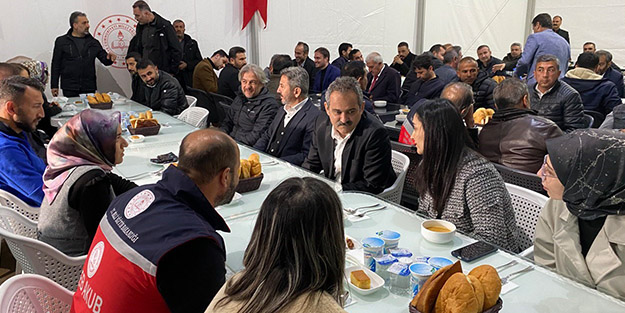 Milli Eğitim Bakanı Özer, çadır sınıflarda incelemelerde bulundu