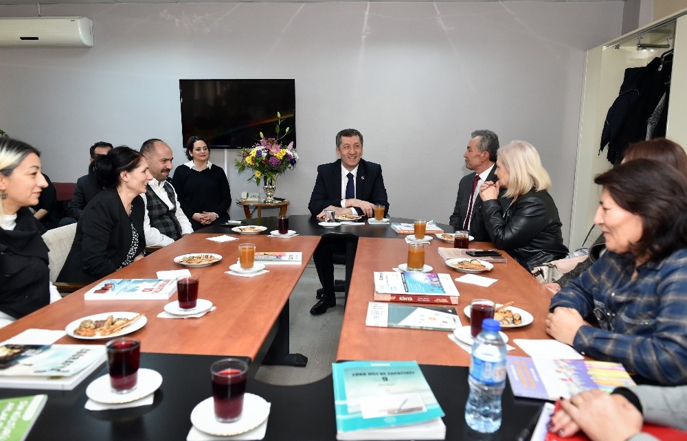 Milli Eğitim Bakanı Selçuk’u duygulandıran kucaklaşma 