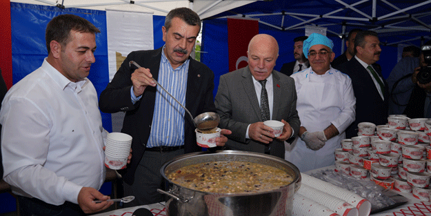 Bakan Yusuf Tekin aşure dağıttı