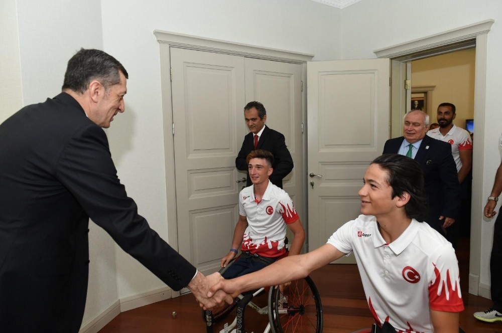 Milli Eğitim Bakanı Ziya Selçuk, genç tenisçileri kabul etti 