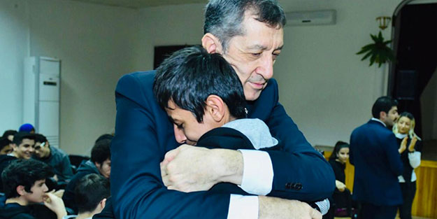 Milli Eğitim Bakanı Ziya Selçuk ile görme engelli öğrenci arasında duygulandıran diyalog
