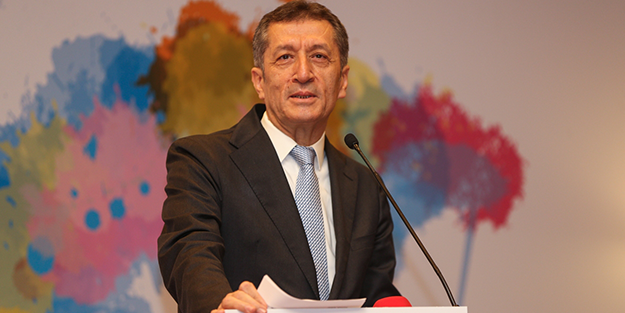 Bakan Selçuk'tan 'İyi tatiller' videosu