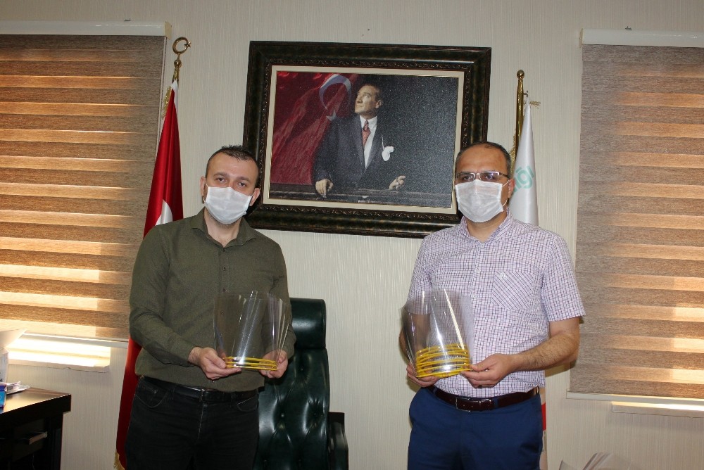 Milli eğitim çalışanlarından sağlık kurumlarına siperlik maske desteği 