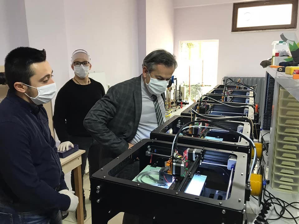 Milli Eğitim Kurumları maskeyi seri üretmeye başladı 