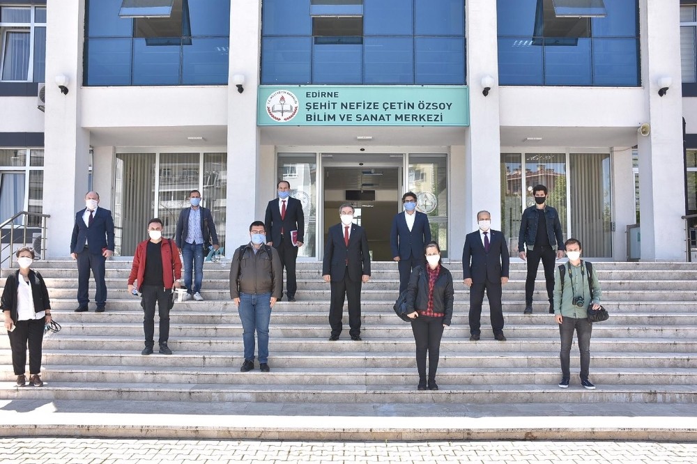 Milli Eğitim Müdürlüğünden gazetecilere yüz koruyucu siperlik 