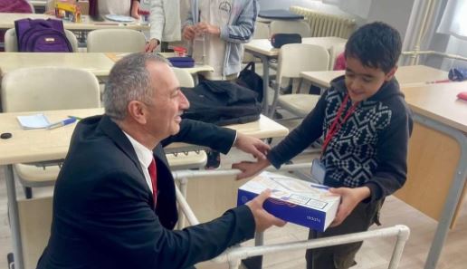 Milli Eğitim Müdürü Gümüş engelli öğrencinin arzusunu yerine getirdi