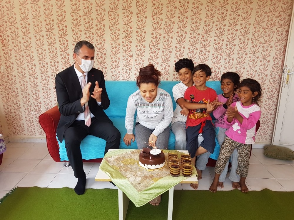 Milli eğitim müdüründen öğrencilere doğum günü sürprizi 