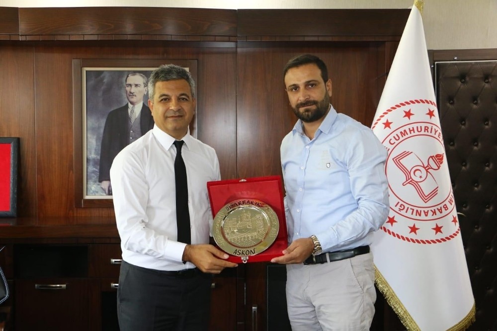 Milli Eğitim Müdürüne destekler sürüyor 