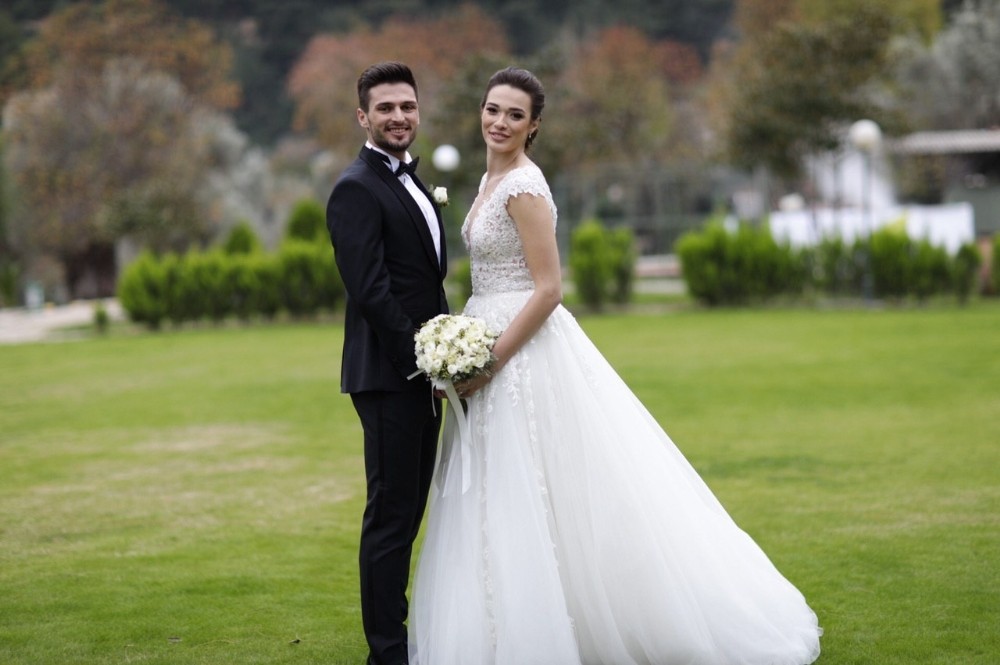 Milli futbolcu Okay Yokuşlu, Melisa Kerman ile evlendi 