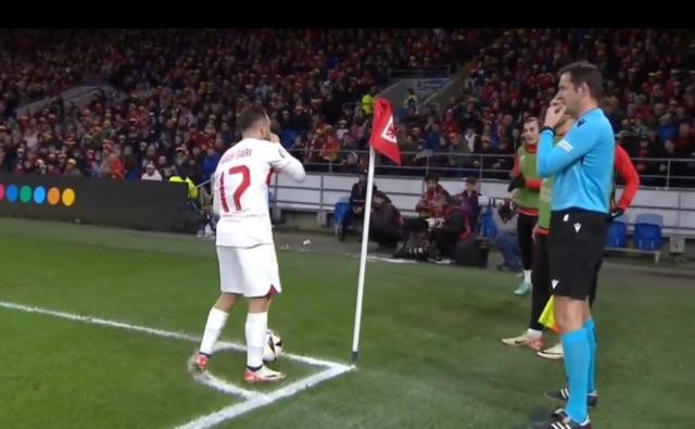 Milli futbolcu Yusuf Sarı’dan, saha kenarında ısınan oyuncularımıza şok sözler! Mikrofonun kayıt yaptığını unuttu, söylediklerini tüm dünya duydu