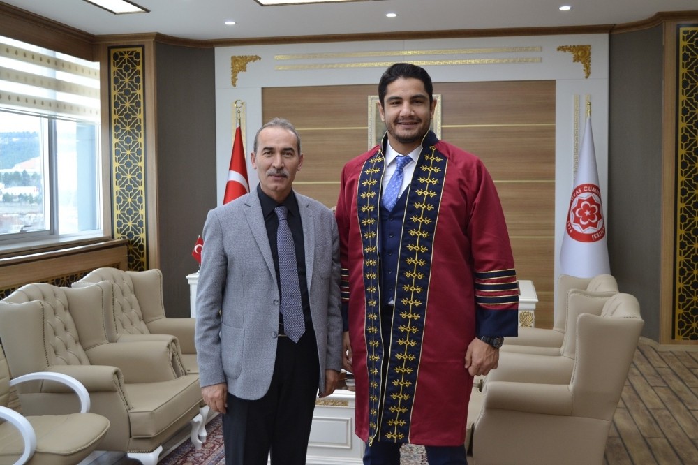 Milli güreşçi akademik cübbesini giydi