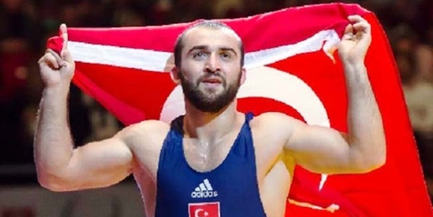Milli güreşçi Emrah Kuş dünya 2'ncisi oldu!