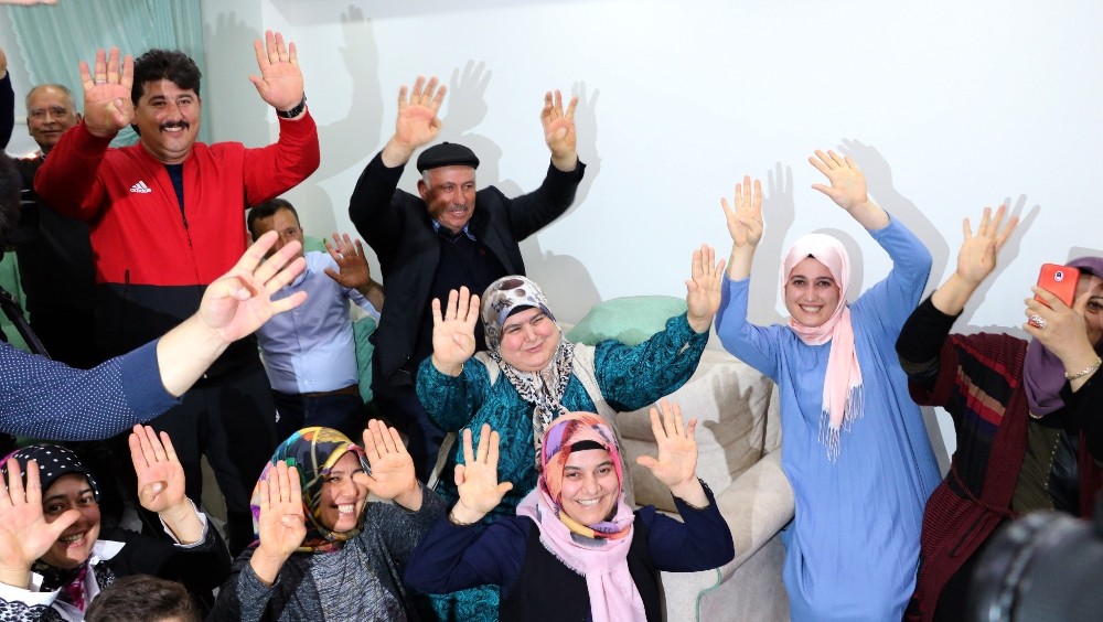 Milli güreşçi Kayaalp’in ailesi şampiyonluk maçını heyecanla izledi 