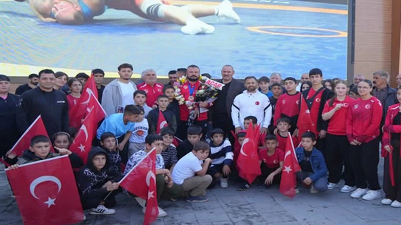 Milli Güreşçi Serhat Sarıçiçek dünya üçüncüsü oldu!