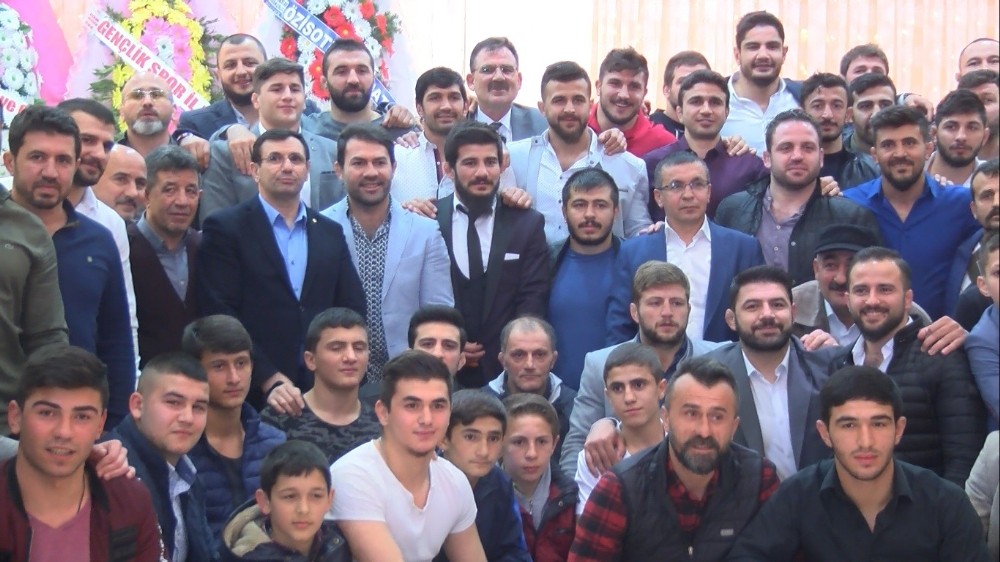 Milli güreşçi Soner Demirtaş, dünya evine girdi 