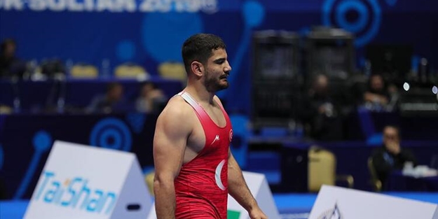 Milli güreşçi Taha Akgül futbola başladı! Takımı...