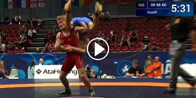 Milli güreşçimizden çılgın hareket!