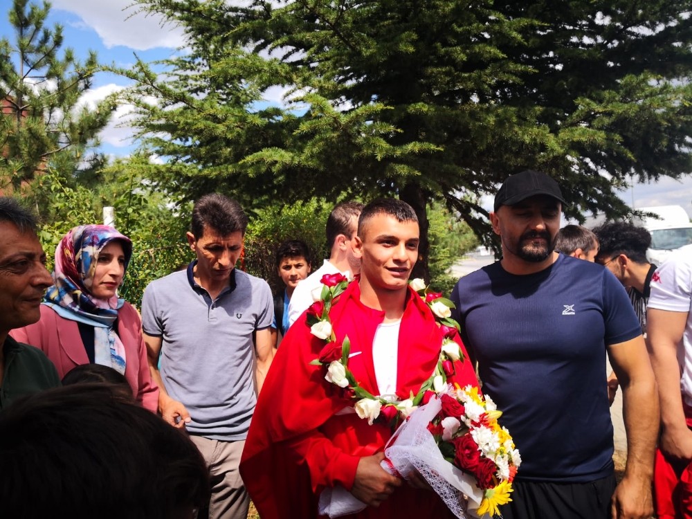 Milli güreşçiye memleketinde coşkulu karşılama 