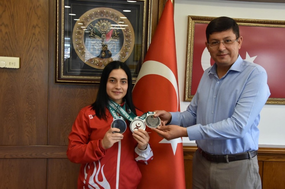 Milli Halterci Kentli, madalyalarını Başkan Özcan ve Nazilli halkına armağan etti 