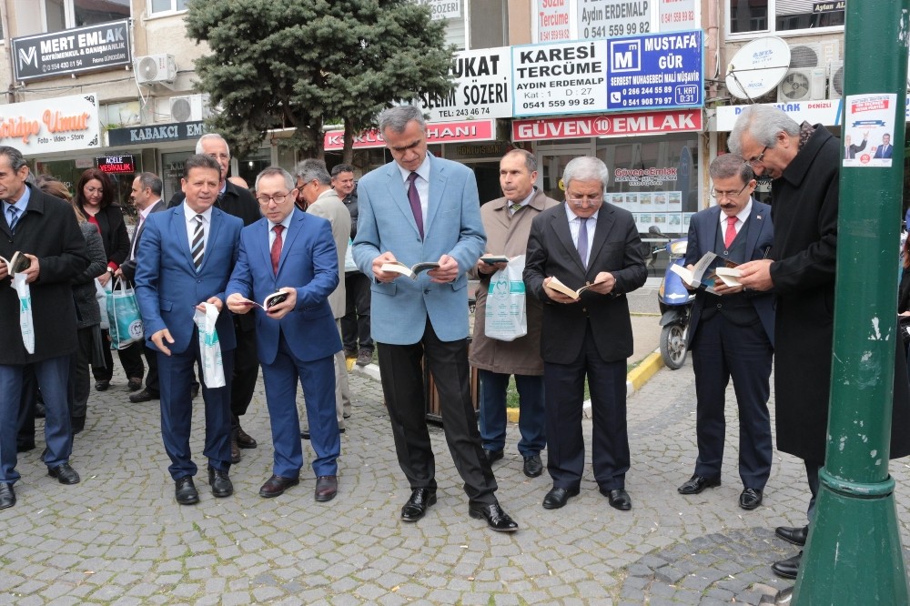 Milli İrade Meydanı’nda kitap okudular 