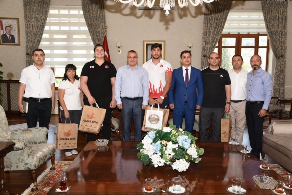 Milli judoculardan Vali Deniz’e ziyaret 